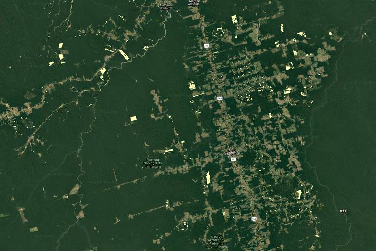 Consolidado: Imagens feitas pelo projeto Prodes, responsável pelos dados anuais consolidados de desmatamento; o sistema usa combinações de imagens dos satélites LANDSAT 8/OLI, CBERS 4 e IRS-2. Com as imagens combinadas, a precisão é maior e evita-se interferências de nuvens.
Na imagem, área ao redor de Flona (Floresta Nacional) do Jamanxim, no Pará, em 2013