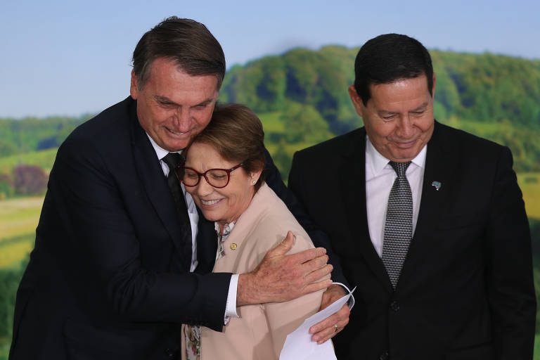 O Presidente Jair Bolsonaro cumprimenta a ministra da Agricultura Tereza Cristina  ao lado do  vice-presidente, general Hamilton Mourão, durante cerimônia de Lançamento do Plano Safra 2019/2020, no palácio do Planalto.