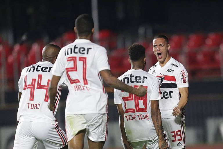 Antony comemora primeiro gol do São Paulo contra a Chapecoense no Morumbi
