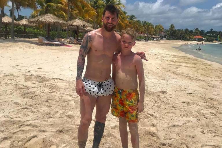 Um menino inglês de 11 anos jogou bola com Messi em uma praia do Caribe