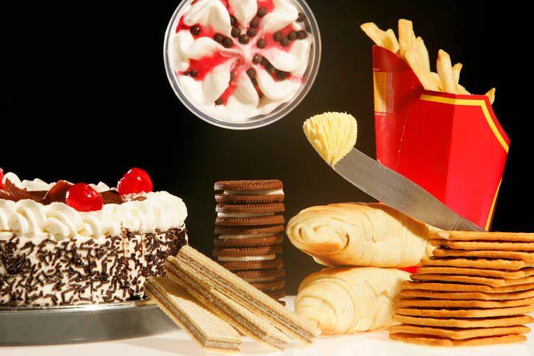 Alimentos que costumeiramente têm gordura trans: bolo, bolachas, batata frita de fast food, margarina
