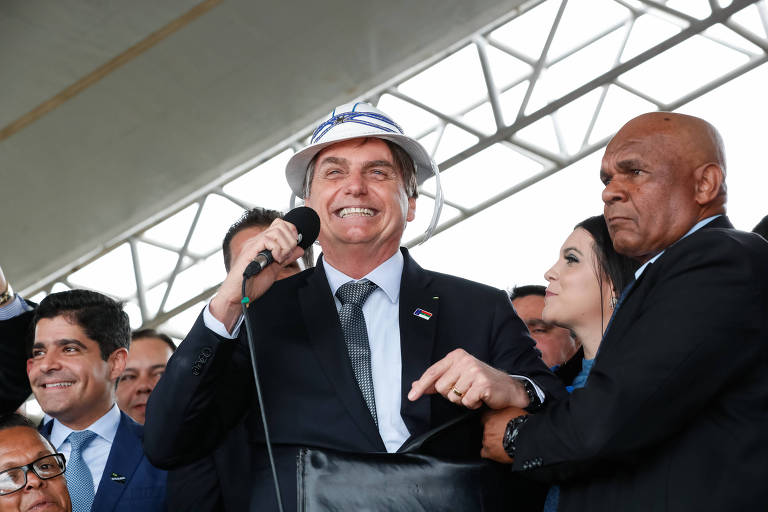 O presidente Jair Bolsonaro discursa em evento usando chapéu de vaqueiro, em Vitória da Conquista, na Bahia