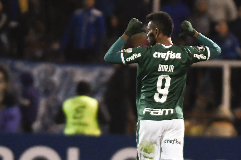 O atacante Borja aponta para o seu nome e número 9 nas costas da camisa após marcar o segundo gol do Palmeiras.