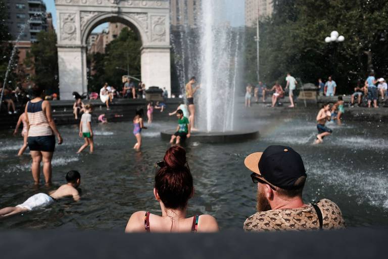 Público se refresca na fonte do Washington Square Park, em Nova York