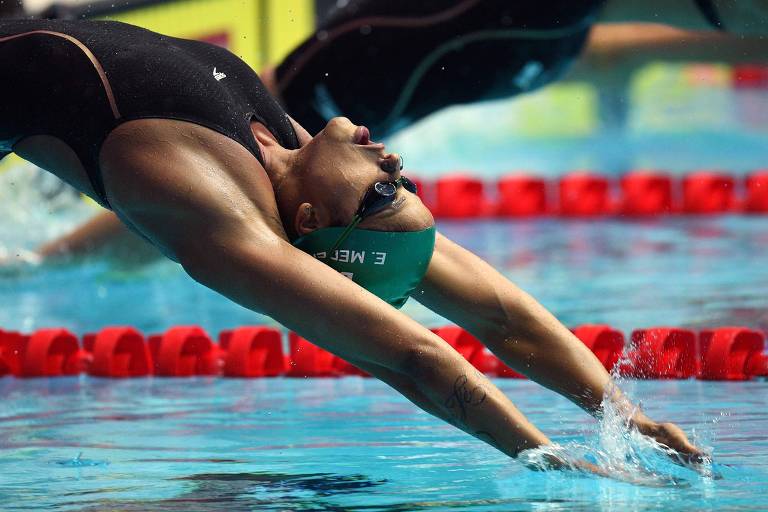 A nadadora Etiene Medeiros mergulha para a final dos 50 m costas no Mundial de Natação em Gwangju, na Coreia do Sul