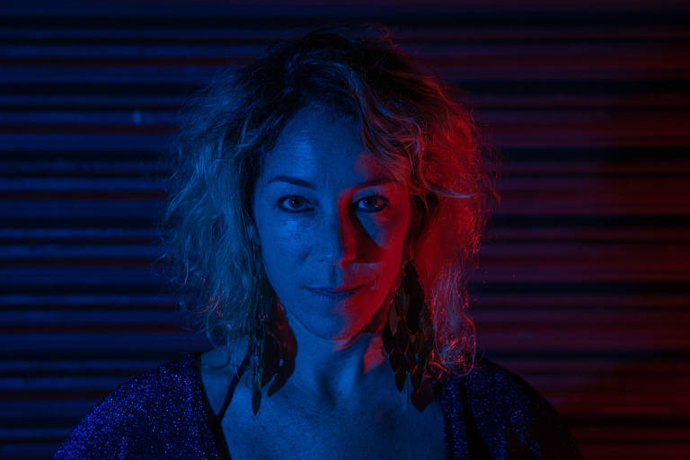 Retrato da cantora Karina Buhr que lança o seu quarto disco em meados de julho