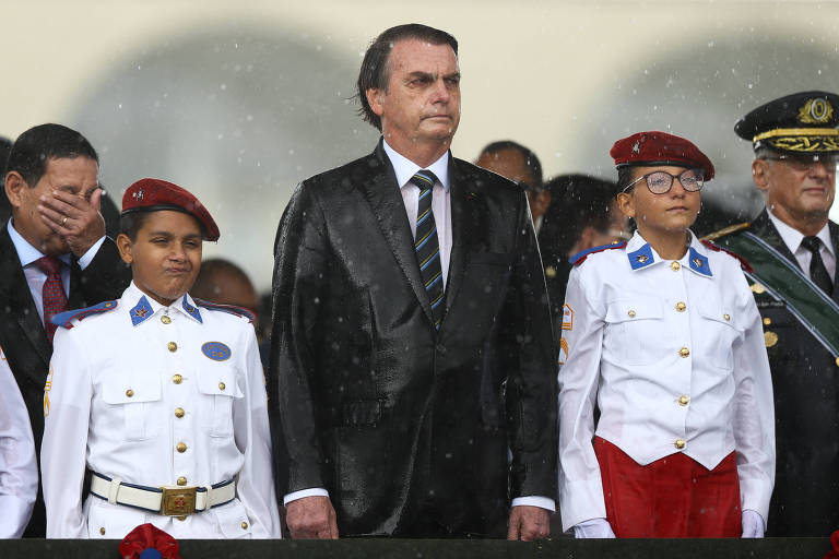 O presidente Jair Bolsonaro e seu vice, general Hamilton Mourão, em evento militar em Brasília
