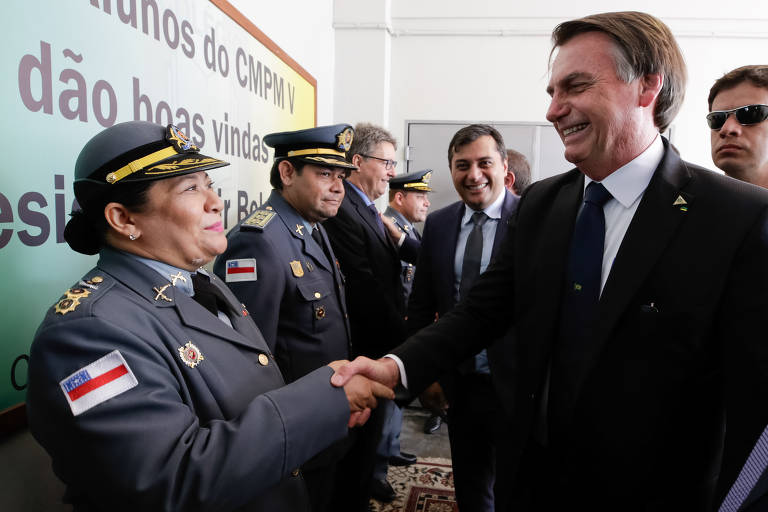 Bolsonaro visita escola militar em Manaus
