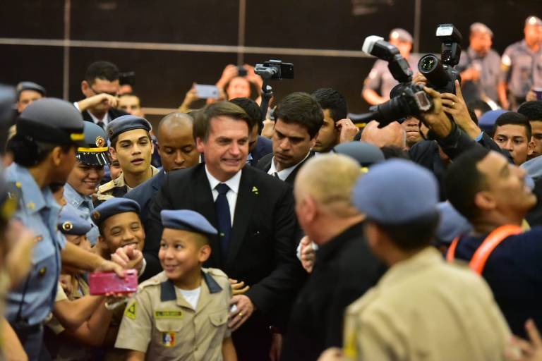 Bolsonaro visita escola militar em Manaus