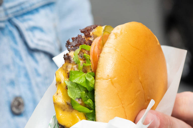 Burger King lança cachorro-quente de carne bovina e divulga com