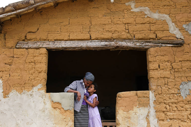 Dalva Novaes Viana, 47, não tem mais condições de trabalhar no campo por sofrer com fortes dores de cabeça. Com a ajuda dos irmãos, vive com a comida contada, segundo ela. Ela mora no povoado de Lagoa Preta com a filha Marizete, 7. Em 2017, 15 pessoas morreram por dia de desnutrição, e 37% das mortes ocorreram no Nordeste