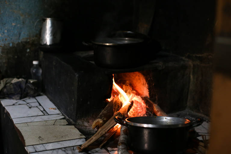 Dalva Novaes Viana, 47, não tem mais condições de trabalhar no campo por sofrer com fortes dores de cabeça. Com a ajuda dos irmãos, vive com a comida contada, segundo ela. Ela mora no povoado de Lagoa Preta com a filha Marizete, 7. Em 2017, 15 pessoas morreram por dia de desnutrição, e 37% das mortes ocorreram no Nordeste