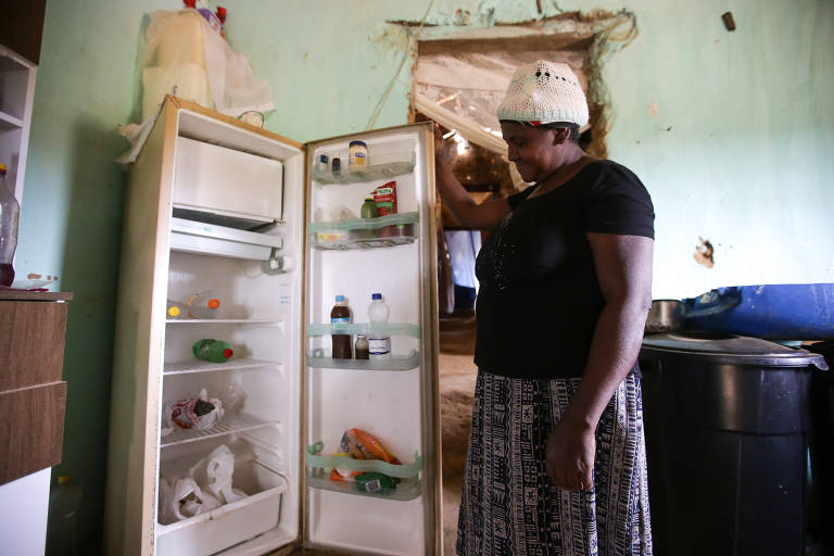 Os R$ 320 que recebe do Bolsa Família são a única fonte de renda para Noilza Maria de Jesus, 45, sustentar os dez filhos. A refeição da família no dia da entrevista era arroz e feijão. Ela mora no povoado de Tapiaconga, a 50 km da sede de Tremedal