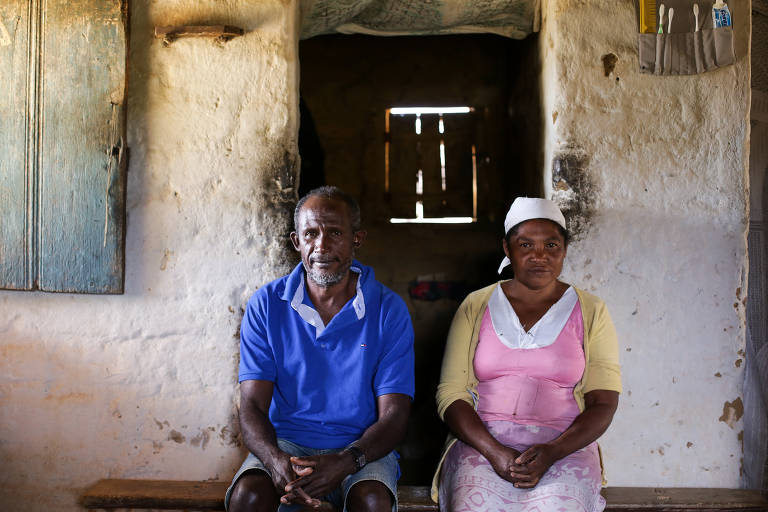 José de Jesus Silva, 56, passou mais de 20 anos entre São Paulo e Bahia, em busca de um emprego fixo. Hoje, alcançar esse objetivo ficou ainda mais difícil: "ninguém quer dar mais trabalho”. O Bolsa Família de R$ 180 não garante alimentação adequada a ele e sua mulher, Maria Silva, 40. Historicamente, o número de pessoas que passam fome no país se alinha ao da população em situação de extrema pobreza