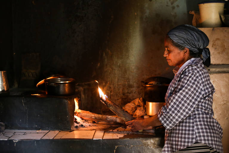 Dalva Novaes Viana, 47, não tem mais condições de trabalhar no campo por sofrer com fortes dores de cabeça. Com a ajuda dos irmãos, vive com a comida contada, segundo ela. Ela mora no povoado de Lagoa Preta com a filha Marizete, 7. Em 2017, 15 pessoas morreram por dia de desnutrição, e 37% das mortes ocorreram no Nordeste