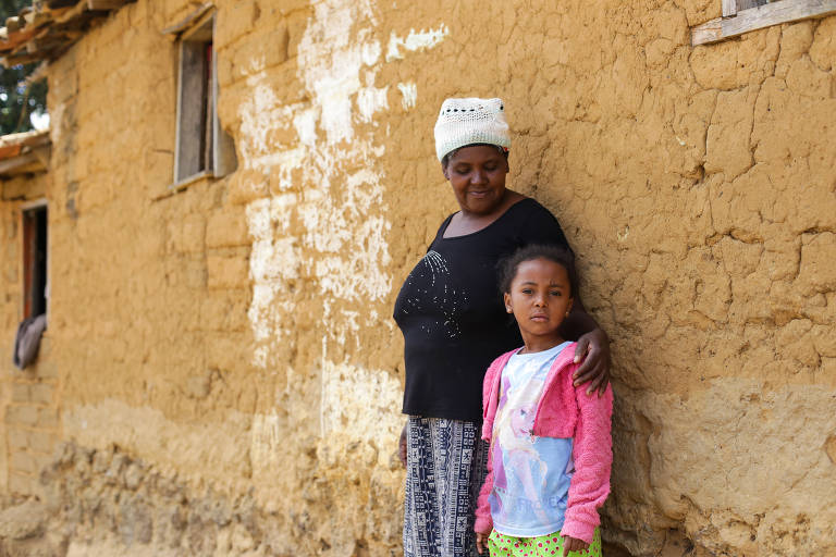 Os R$ 320 que recebe do Bolsa Família são a única fonte de renda para Noilza Maria de Jesus, 45, sustentar os dez filhos. A refeição da família no dia da entrevista era arroz e feijão. Ela mora no povoado de Tapiaconga, a 50 km da sede de Tremedal