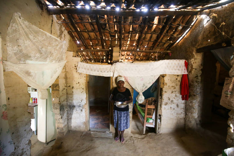 Os R$ 320 que recebe do Bolsa Família são a única fonte de renda para Noilza Maria de Jesus, 45, sustentar os dez filhos. A refeição da família no dia da entrevista era arroz e feijão. Ela mora no povoado de Tapiaconga, a 50 km da sede de Tremedal