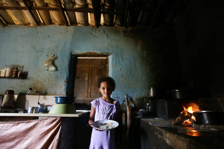 Dalva Novaes Viana, 47, não tem mais condições de trabalhar no campo por sofrer com fortes dores de cabeça. Com a ajuda dos irmãos, vive com a comida contada, segundo ela. Ela mora no povoado de Lagoa Preta com a filha Marizete, 7. Em 2017, 15 pessoas morreram por dia de desnutrição, e 37% das mortes ocorreram no Nordeste