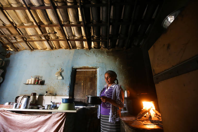 Dalva Novaes Viana, 47, não tem mais condições de trabalhar no campo por sofrer com fortes dores de cabeça. Com a ajuda dos irmãos, vive com a comida contada, segundo ela. Ela mora no povoado de Lagoa Preta com a filha Marizete, 7. Em 2017, 15 pessoas morreram por dia de desnutrição, e 37% das mortes ocorreram no Nordeste