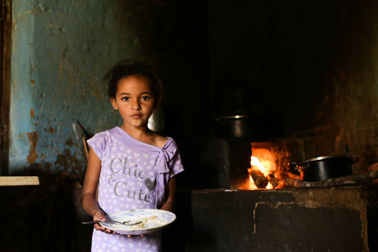 Dalva Novaes Viana, 47, não tem mais condições de trabalhar no campo por sofrer com fortes dores de cabeça. Com a ajuda dos irmãos, vive com a comida contada, segundo ela. Ela mora no povoado de Lagoa Preta com a filha Marizete, 7. Em 2017, 15 pessoas morreram por dia de desnutrição, e 37% das mortes ocorreram no Nordeste