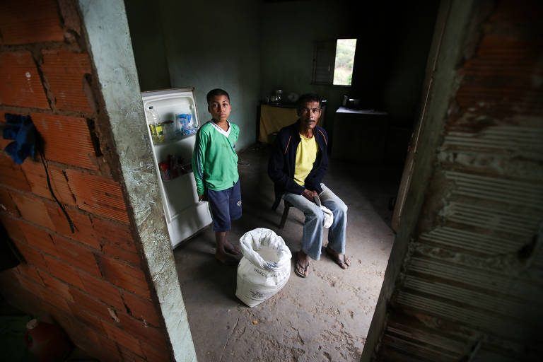 No povoado de Araça vivem José Santos Oliveira, sua mulher e sete filhos. Ele afirma que a merenda escolar já garantiu, muitas vezes, a refeição do dia dos filhos, que estão magros e tem baixa estatura. Redução de alimentos entre crianças é um dos critérios para classificar em situação de insegurança alimentar grave uma família. É o caso de 7,2 milhões de pessoas no país, de acordo com a última pesquisa do IBGE sobre o tema (com dados de 2013)