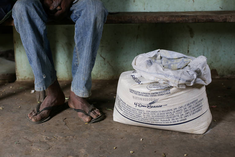 No povoado de Araça vivem José Santos Oliveira, sua mulher e sete filhos. Ele afirma que a merenda escolar já garantiu, muitas vezes, a refeição do dia dos filhos, que estão magros e tem baixa estatura. Redução de alimentos entre crianças é um dos critérios para classificar em situação de insegurança alimentar grave uma família. É o caso de 7,2 milhões de pessoas no país, de acordo com a última pesquisa do IBGE sobre o tema (com dados de 2013)