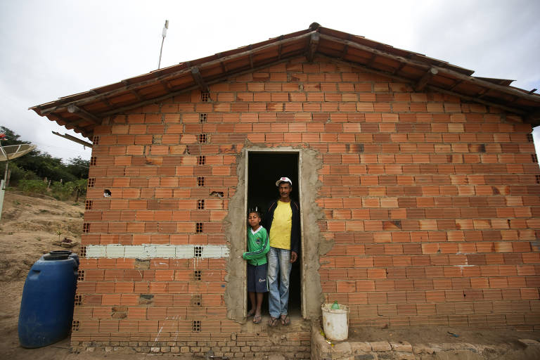No povoado de Araça vivem José Santos Oliveira, sua mulher e sete filhos. Ele afirma que a merenda escolar já garantiu, muitas vezes, a refeição do dia dos filhos, que estão magros e tem baixa estatura. Redução de alimentos entre crianças é um dos critérios para classificar em situação de insegurança alimentar grave uma família. É o caso de 7,2 milhões de pessoas no país, de acordo com a última pesquisa do IBGE sobre o tema (com dados de 2013)