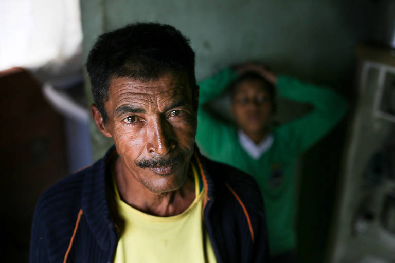 No povoado de Araça vivem José Santos Oliveira, sua mulher e sete filhos. Ele afirma que a merenda escolar já garantiu, muitas vezes, a refeição do dia dos filhos, que estão magros e tem baixa estatura. Redução de alimentos entre crianças é um dos critérios para classificar em situação de insegurança alimentar grave uma família. É o caso de 7,2 milhões de pessoas no país, de acordo com a última pesquisa do IBGE sobre o tema (com dados de 2013)
