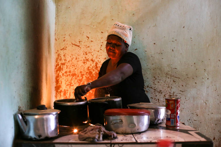 Os R$ 320 que recebe do Bolsa Família são a única fonte de renda para Noilza Maria de Jesus, 45, sustentar os dez filhos. A refeição da família no dia da entrevista era arroz e feijão. Ela mora no povoado de Tapiaconga, a 50 km da sede de Tremedal