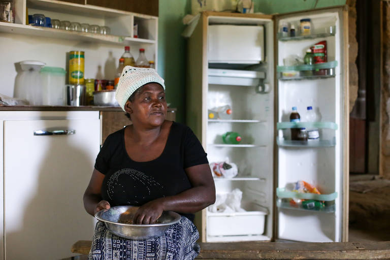 Os R$ 320 que recebe do Bolsa Família são a única fonte de renda para Noilza Maria de Jesus, 45, sustentar os dez filhos. A refeição da família no dia da entrevista era arroz e feijão. Ela mora no povoado de Tapiaconga, a 50 km da sede de Tremedal