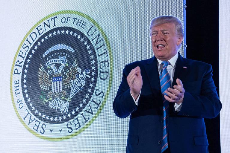 O presidente Donald Trump ao lado do selo presidencial 'fake'

