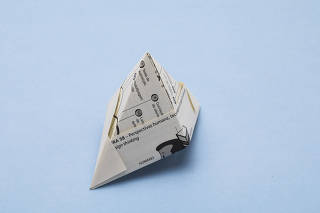 EAD. Ensino a Distancia. Capa e miolo de origamis feitos com paginas de livros didaticos. Chapeu de papel