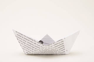 EAD. Ensino a Distancia. Capa e miolo de origamis feitos com paginas de livros didaticos. Barquinho de papel