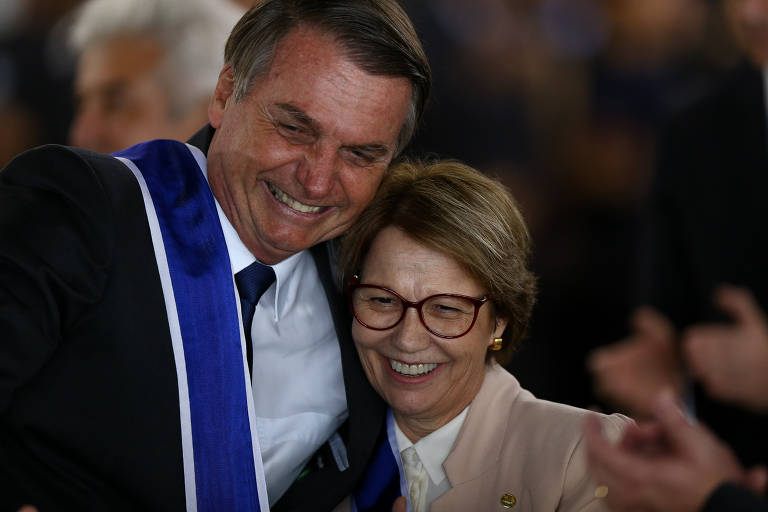 O presidente Jair Bolsonaro condecora a ministra Tereza Cristina (Agricultura), durante cerimônia de imposição de insígnias da Ordem do Rio Branco, no Itamaraty.