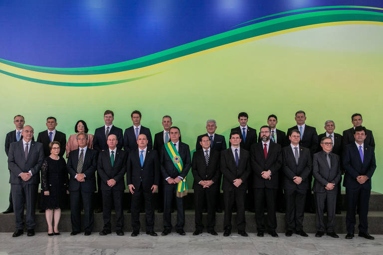 O presidente da República Jair Bolsonaro posa em foto oficial com os ministros, no Palácio do Planalto, em Brasília (DF)