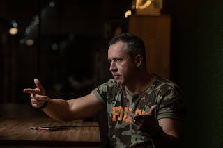 O diretor de teatro Roberto Alvim em um café em São Paulo