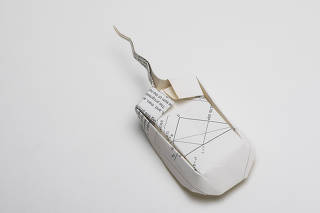 EAD. Ensino a Distancia. Capa e miolo de origamis feitos com paginas de livros didaticos. Mause de papel