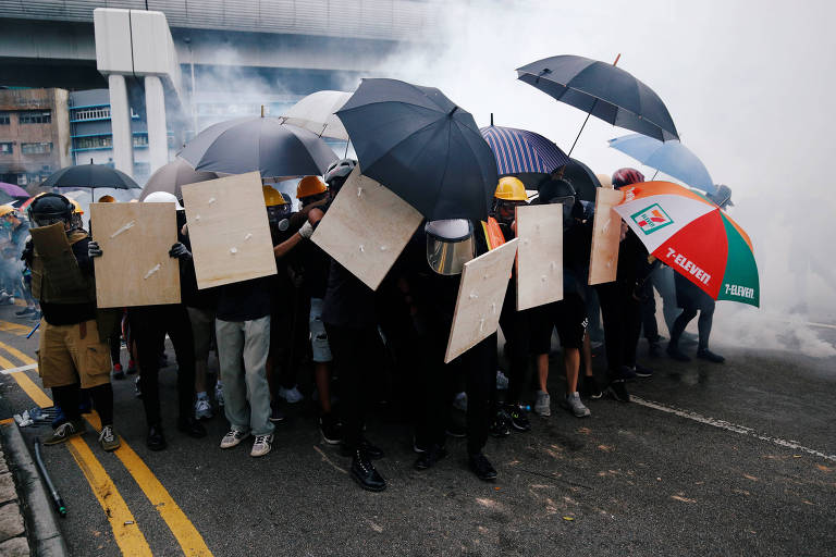 Polícia reprime manifestação em Hong Kong, no sábado (27)