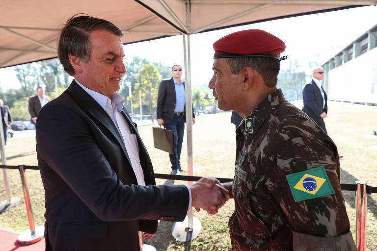 O presidente da Republica, Jair Bolsonaro, recebe honras militares no Batalhão de Infantaria de Paraquedistas, no Rio
