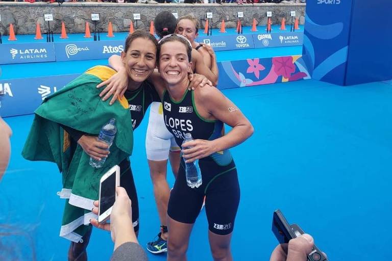 Luisa Batista (à esq) comemora a medalha de ouro ao lado da também brasileira Vittoria Lopes, medalhista de prata no triatlo