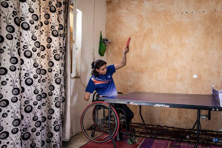 Jovem que perdeu braço por bomba vira medalhista em tênis de mesa no Iraque