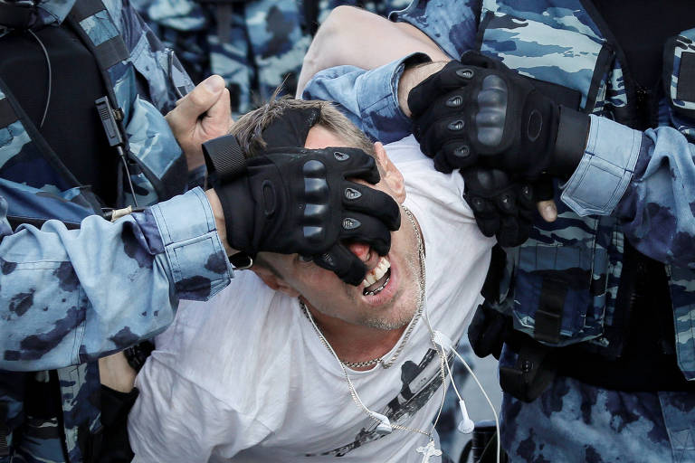 Polícia detém centenas de pessoas em um dos maiores protestos na Rússia em anos