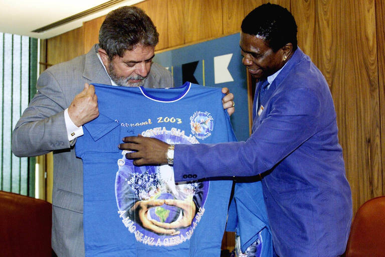 O ex-presidente Lula recebe camiseta da Beija-Flor do sambista carioca, em encontro de 2003