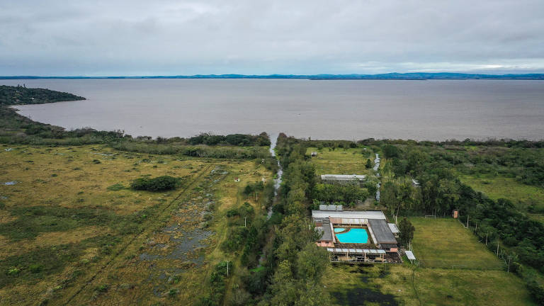 A edificação adentra 70 metros no lago Guaíba (equivalente à largura de um campo de futebol), terminando em uma plataforma de pesca