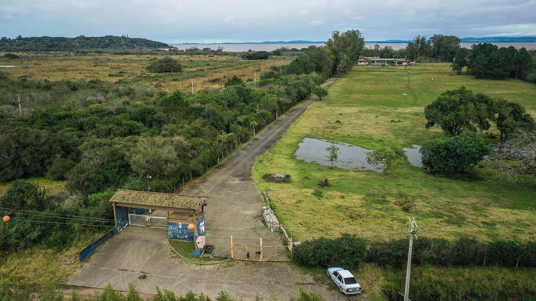 Segundo o Ministério público, o jogador e seu irmão Roberto Assis Moreira construíram em uma área de preservação permanente, sem licença ambiental