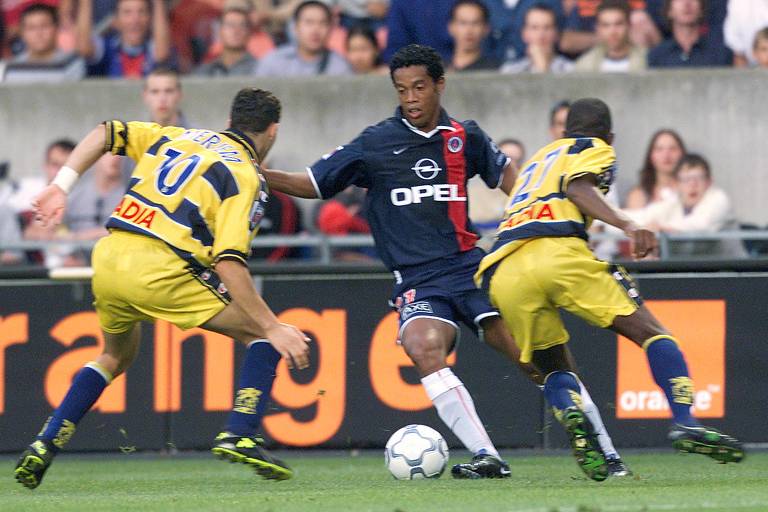 Após transferência conturbada, o craque defendeu o Paris Saint-Germain entre 2001 e 2003, com bom futebol e sem conquistas expressivas