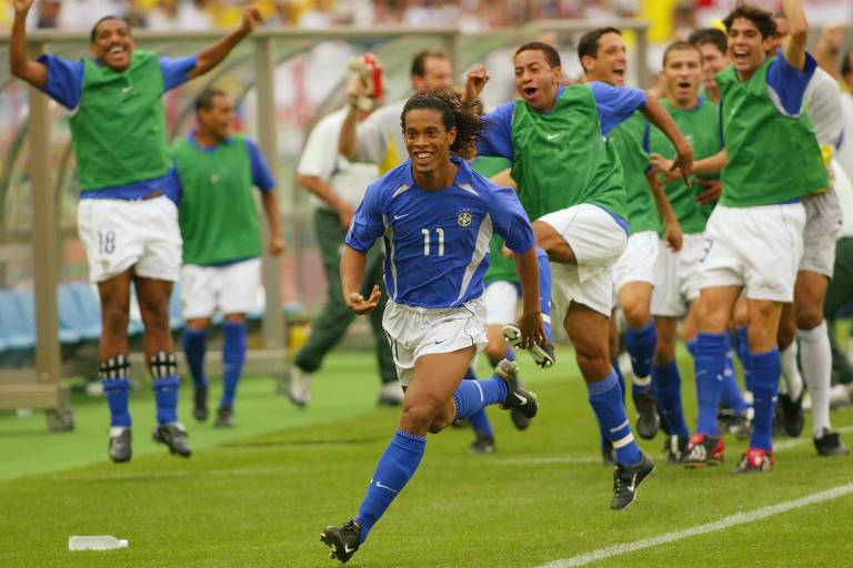 Ronaldinho celebra o gol de falta que marcou contra a Inglaterra, no caminho para a conquista da Copa do Mundo de 2002. Na seleção, além desse Mundial, ele levou uma Copa América (1999) e uma Copa das Confederações (2005)