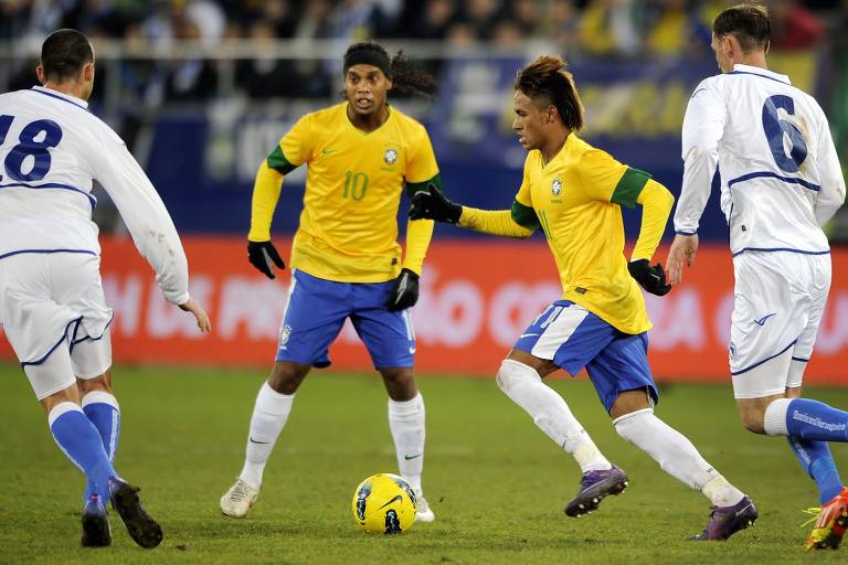 Fora da Copa de 2010, Ronaldinho ainda marcou presença na seleção brasileira até 2013 e chegou a dividi-la com Neymar