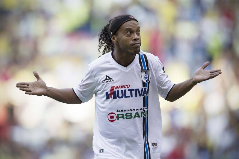 Em 2015, já bem longe da melhor forma, Ronaldinho defendeu brevemente o Querétaro, do México