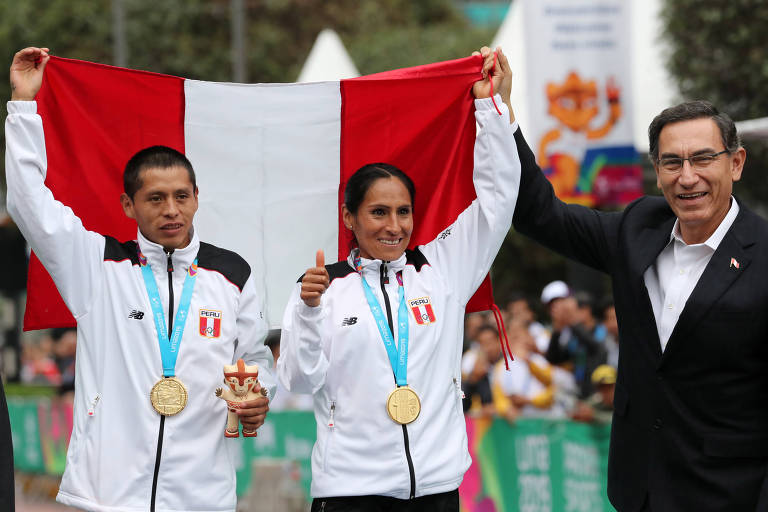 Os peruanos Christian Pacheco (esq) e Gladys Tejeda, após ambos conquistarem o redorde pan-americano da maratona e o ouro na prova